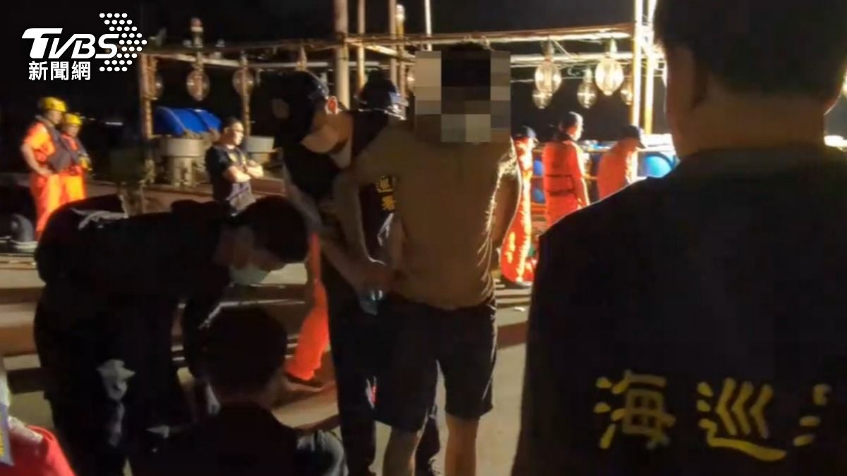 當場查獲漁船載運24名越南籍偷渡犯。(圖/TVBS)