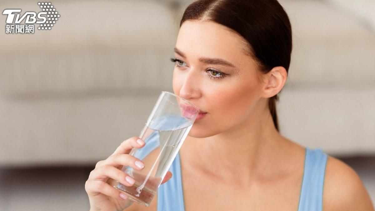 每天喝足 2～2.5 公升水。（示意圖，非當事人／達志影像shutterstock）