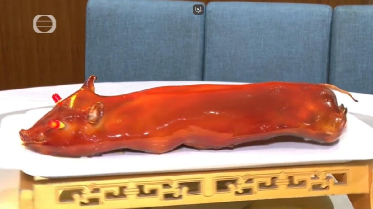 剛出爐的烤乳豬表皮酥脆,燈光照射下閃閃發光,因此得名「光皮乳豬」。(圖/TVB)