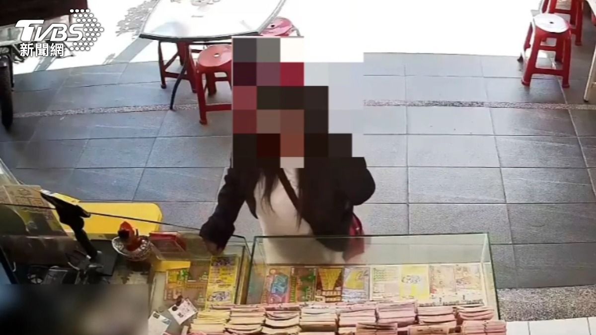 業者調閱監視器抓包行竊婦人。（圖／TVBS）
