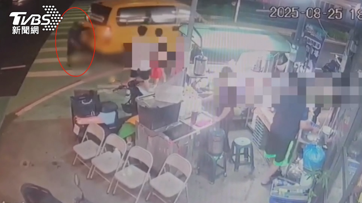 忘拉手煞車?遭自家計程車「倒退嚕撞」,運將捲車底身亡。(圖/TVBS)