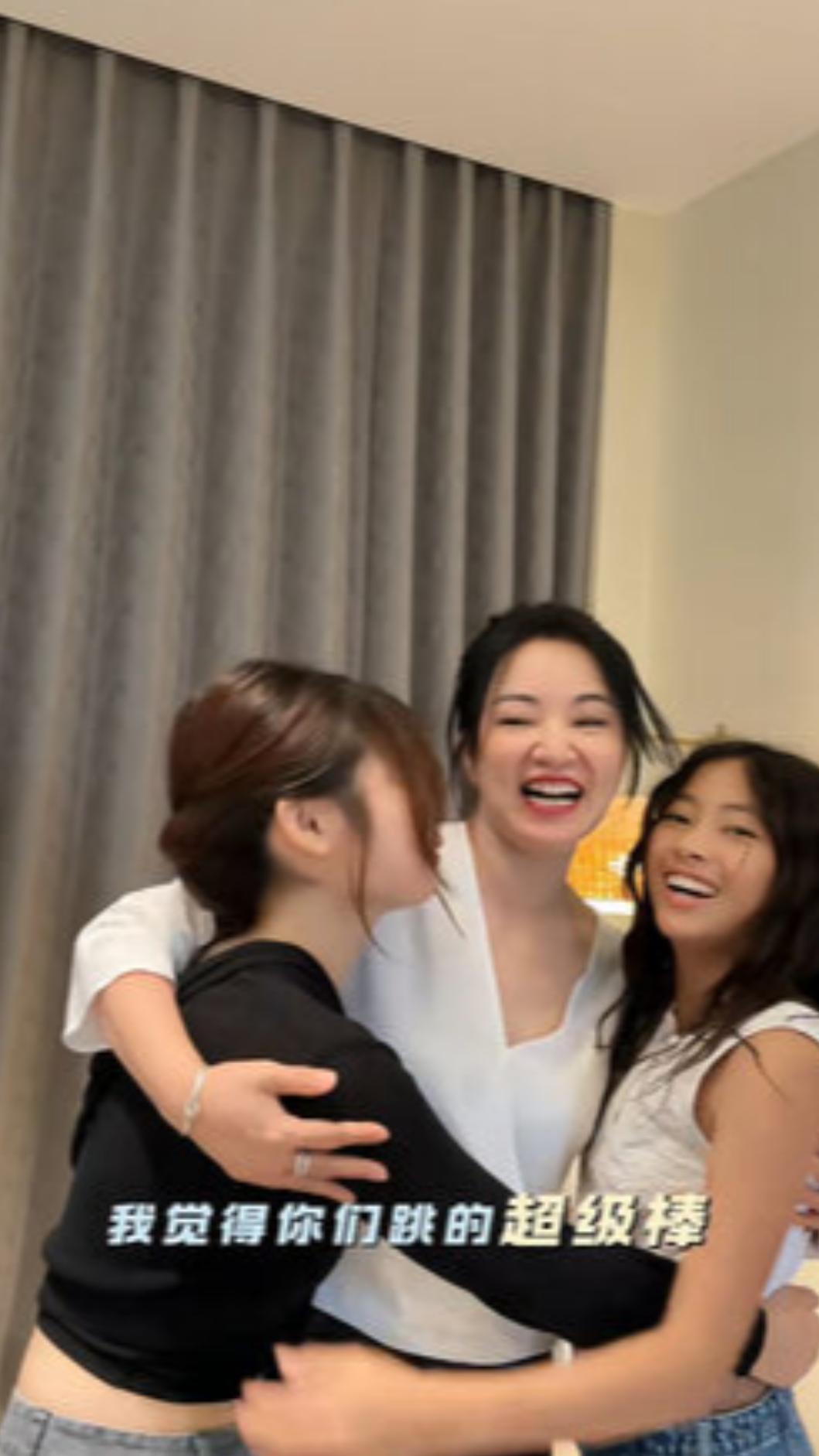 阿雅抱緊姪女與女兒Ava稱讚「我覺得你們跳的超級棒，比自己還要棒」。（圖／翻攝自微博）