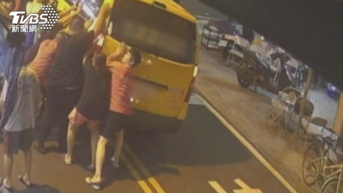 計程車運將被捲入車底,熱心民眾合力抬車救人。(圖/TVBS)