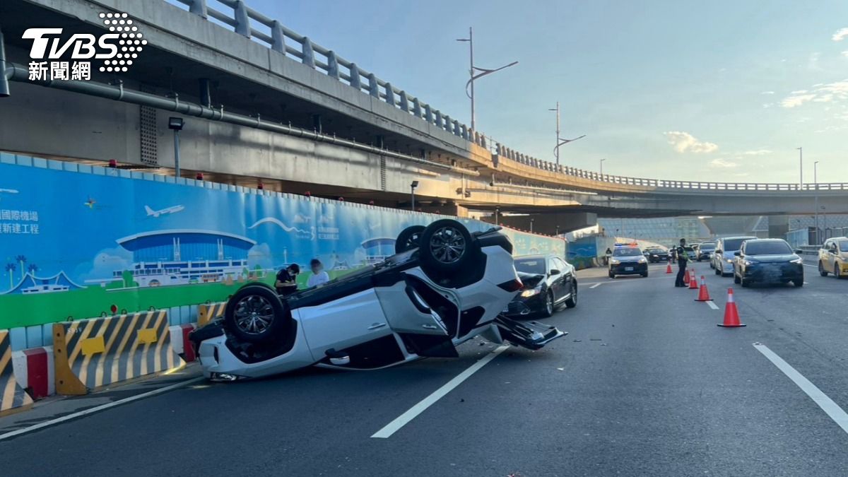 桃機聯外道路嚴重事故!小客車暫停遭猛撞 「翻覆」畫面曝