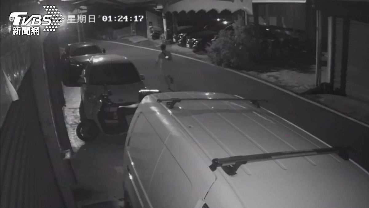 行兇後,高姓移工將作案水果刀丟棄在路邊果園樹下。(圖/警方提供)