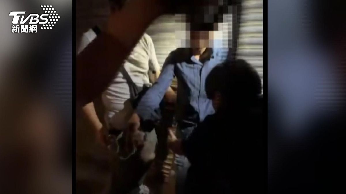 高男行兇後丟棄凶器狂奔逃逸,警方跨區追捕147公里。(圖/警方提供)