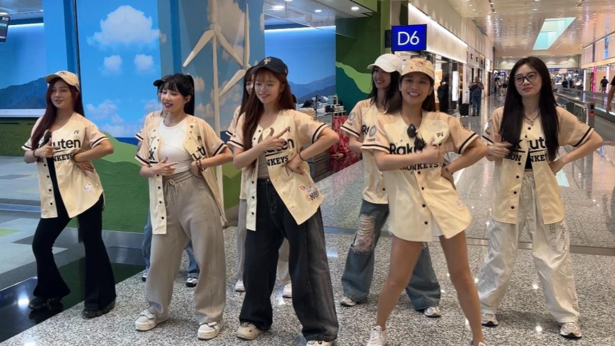 樂天女孩行前展示舞蹈。（圖／樂天桃猿提供）