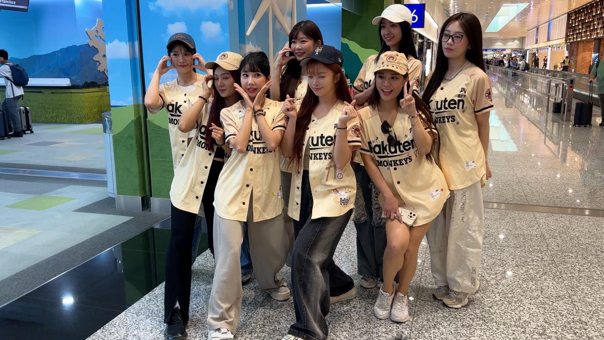 樂天女孩機場合照。（圖／樂天桃猿提供）
