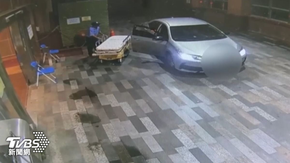 葉男全身血被送一輛銀色自小客車送往急診室。（圖／TVBS）