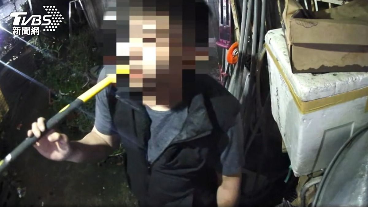 男昔持榔頭砸親戚家門。(圖/TVBS)
