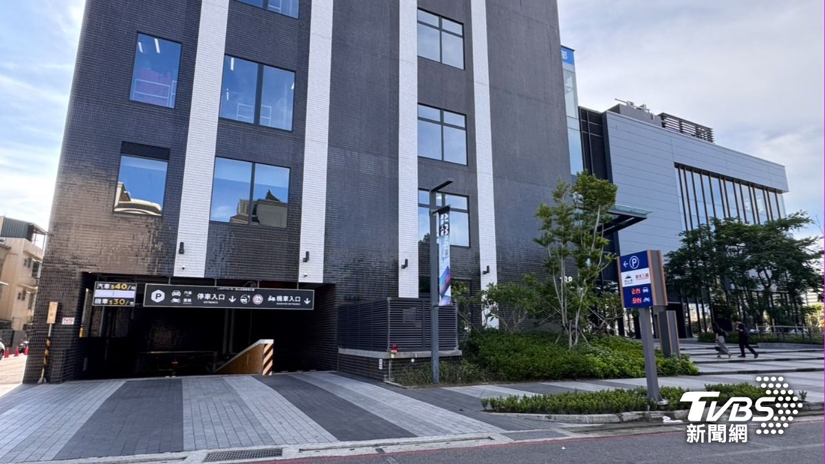 育德路汽機車地下停車場入口。(圖/TVBS)