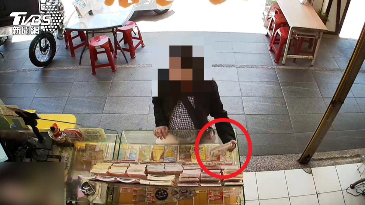 女假裝買彩券,趁機偷走刮刮樂。(圖/TVBS)