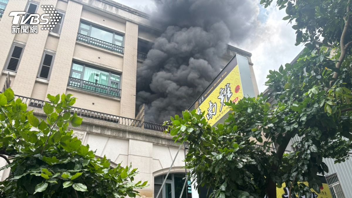新竹海南雞飯店樓上竄大量黑煙！1男受困陽台幸運獲救