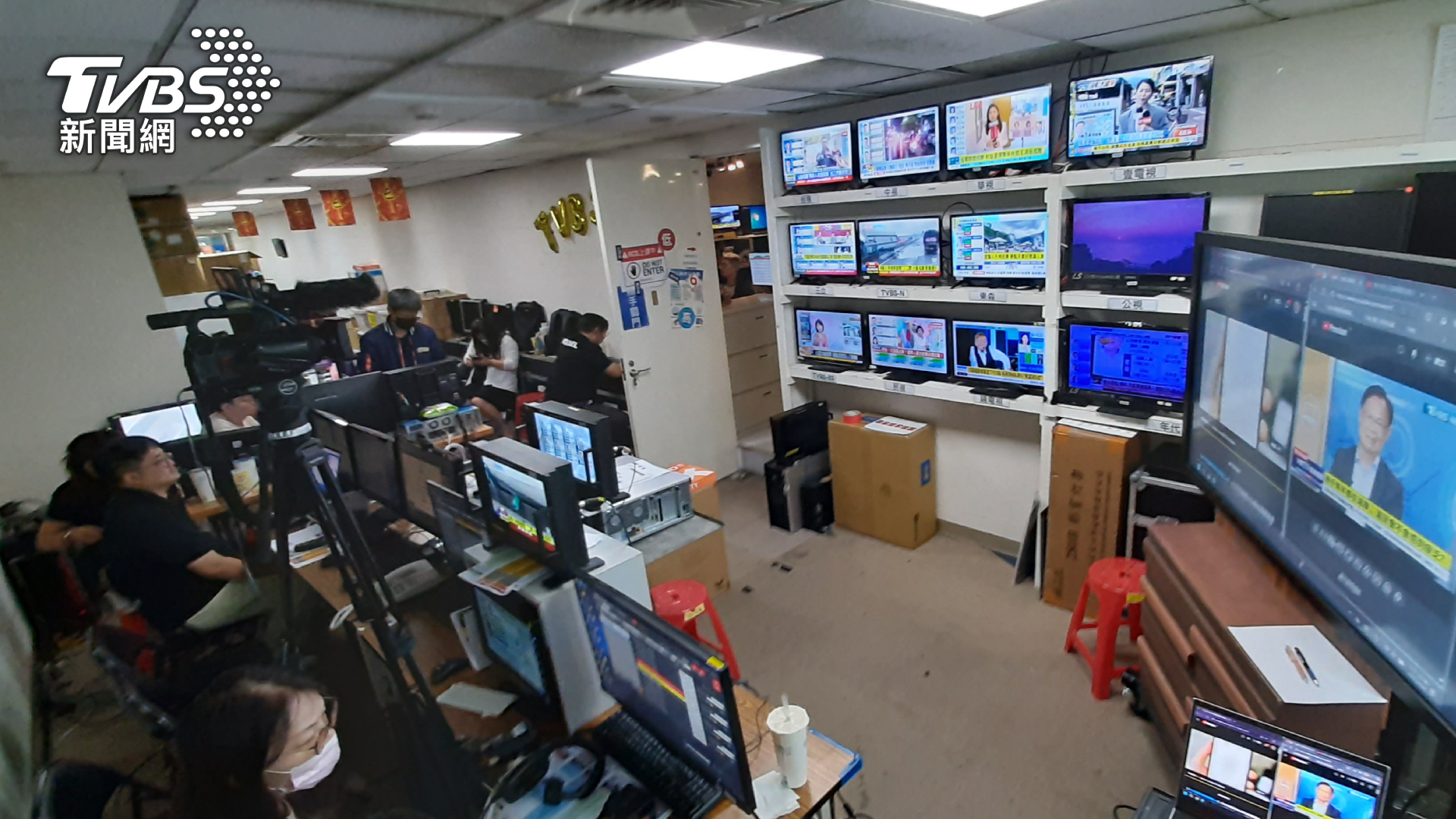TVBS新聞團隊於投票日再度動員「報票部隊」,深入全台各地投開票所,每一筆回傳資料皆具備完整可追溯性。圖/TVBS