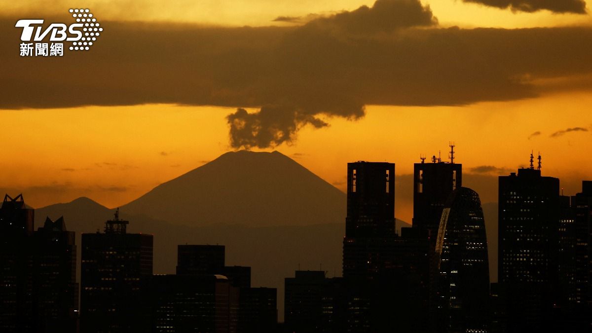 日本內閣府公布富士山災情預測動畫，距離100公里外的新宿，也可能積5公分火山灰。(圖／達志影像路透社)