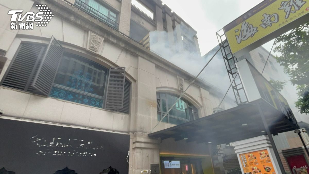 餐廳樓上竄出濃煙。（圖／TVBS）