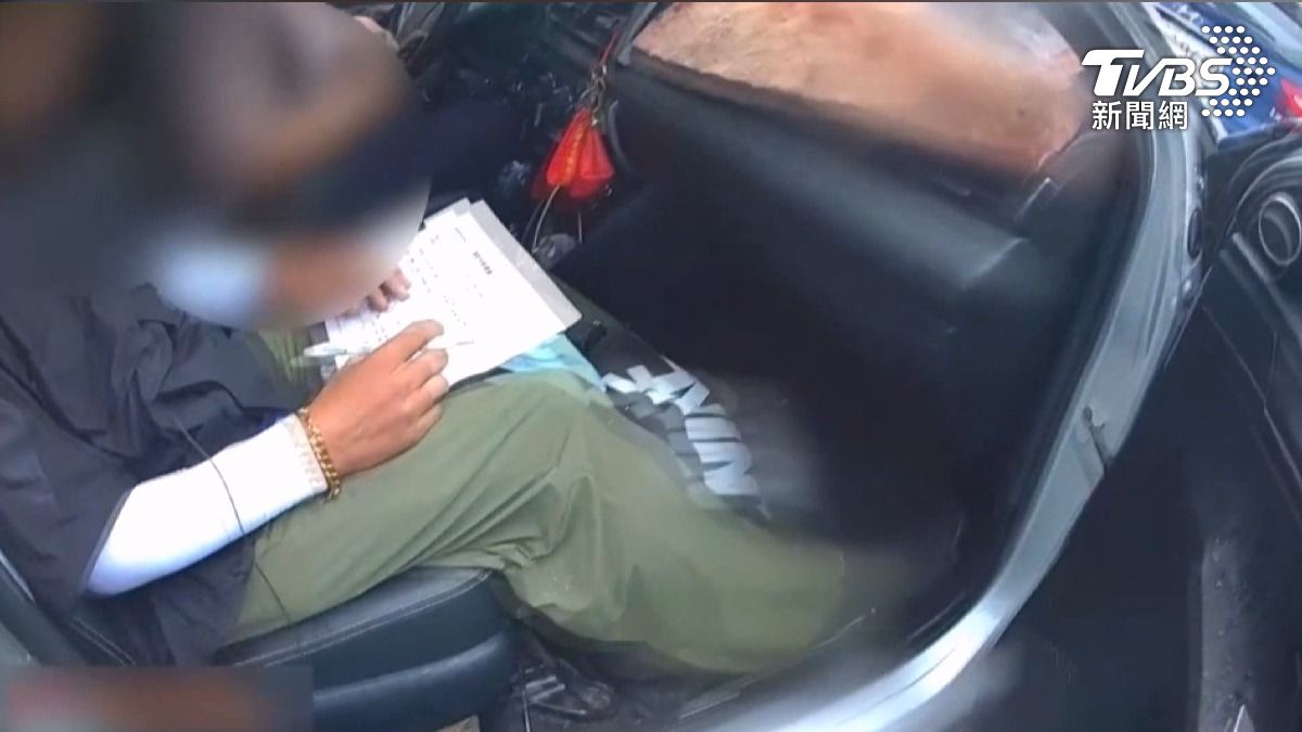 鞋子飛脫仍追捕！彰化警成功阻斷詐團9億金流　中年族群成主要受害者。(圖／TVBS)
