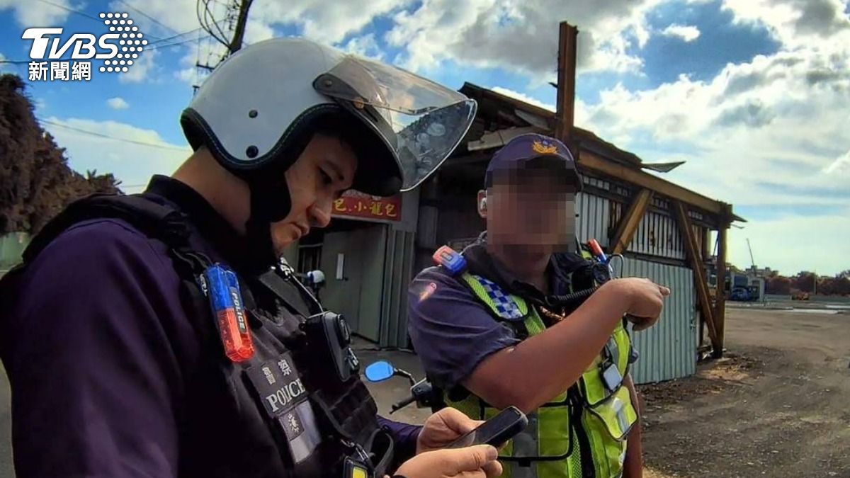 這位「學長」好陌生…工地保全買警制服「指揮交通」　下場慘了