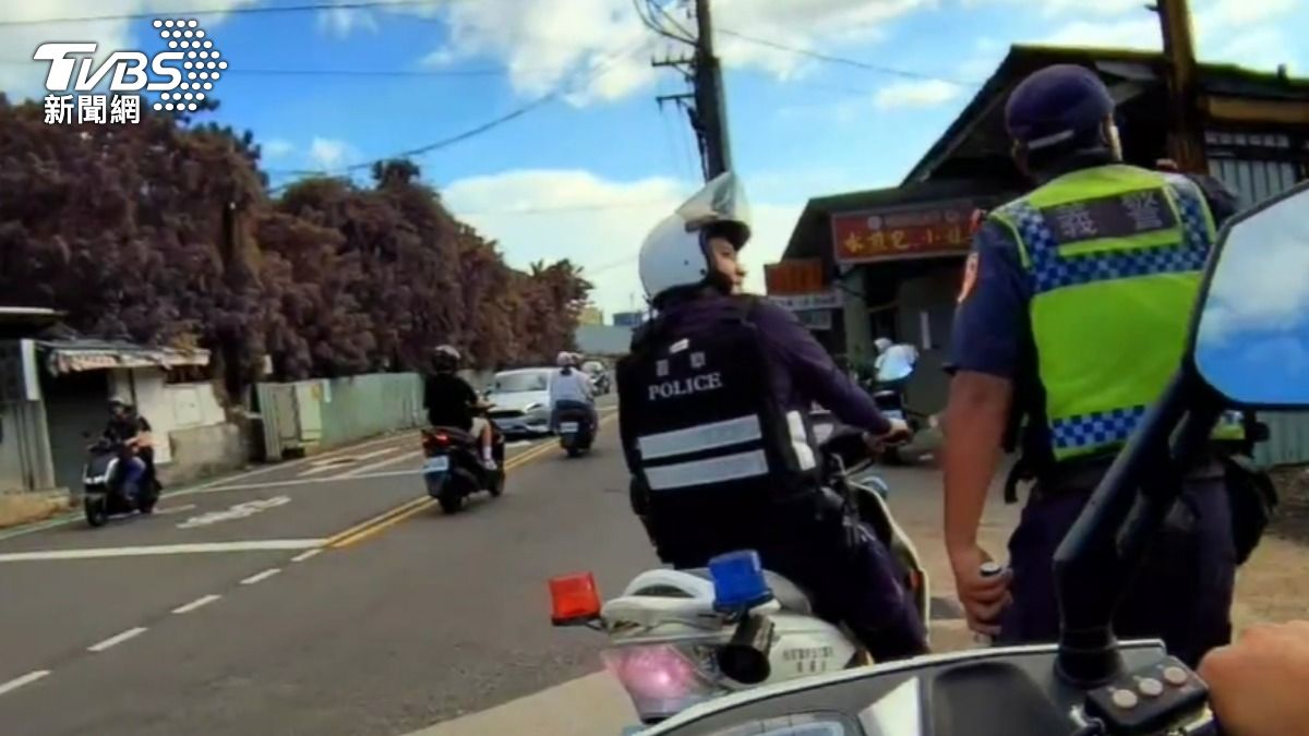 工地保全穿警察制服指揮交通,背心寫著「義警」。(圖/TVBS)