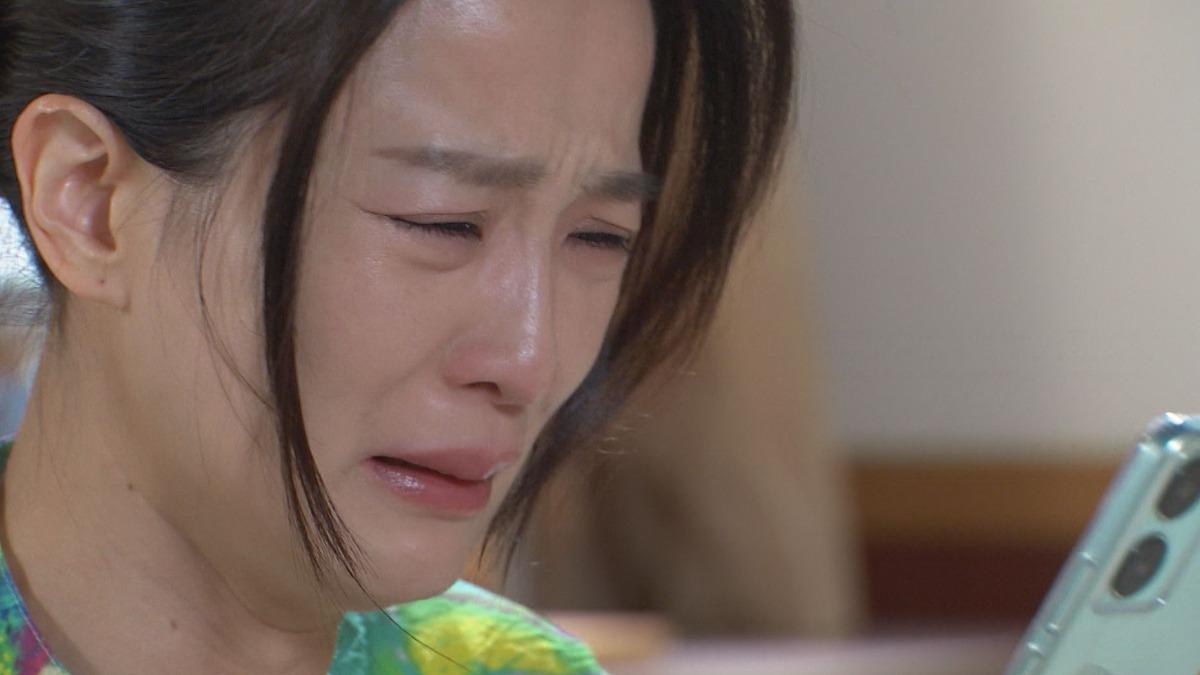 黃文星的「公開醜態」被直播,讓飾演母親的楚宣看到崩潰痛哭。(圖/民視提供)
