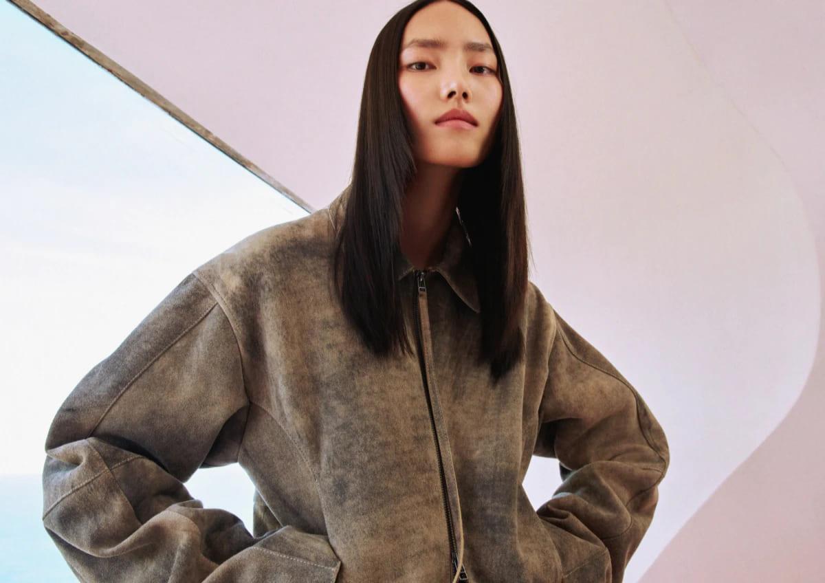 H&M Studio 2025早秋膠囊系列，焦點單品淺棕麂皮機車夾克。（圖／翻攝自H&M官網）