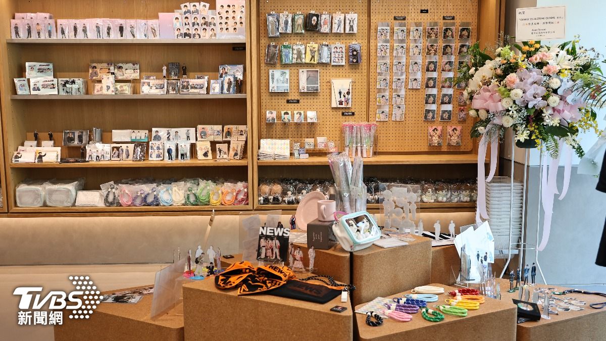 店內商品琳瑯滿目,滿足追星女孩的需求。(圖/張哲鳴攝)