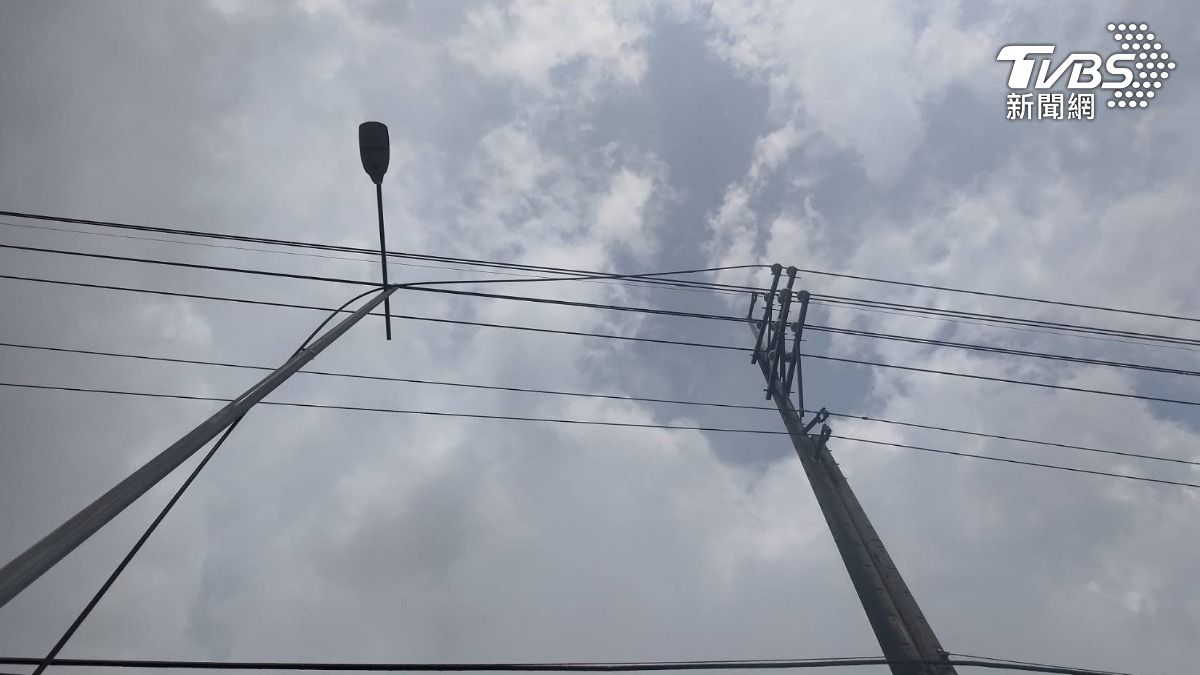 快訊/高雄正中午雷擊釀禍!1574戶慘停電 台電緊急搶修中