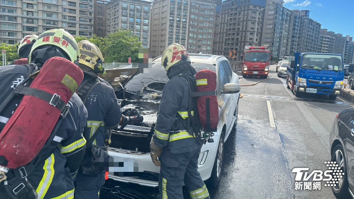警消獲報到場後,於3點36分順利將火勢撲滅。(圖/TVBS)