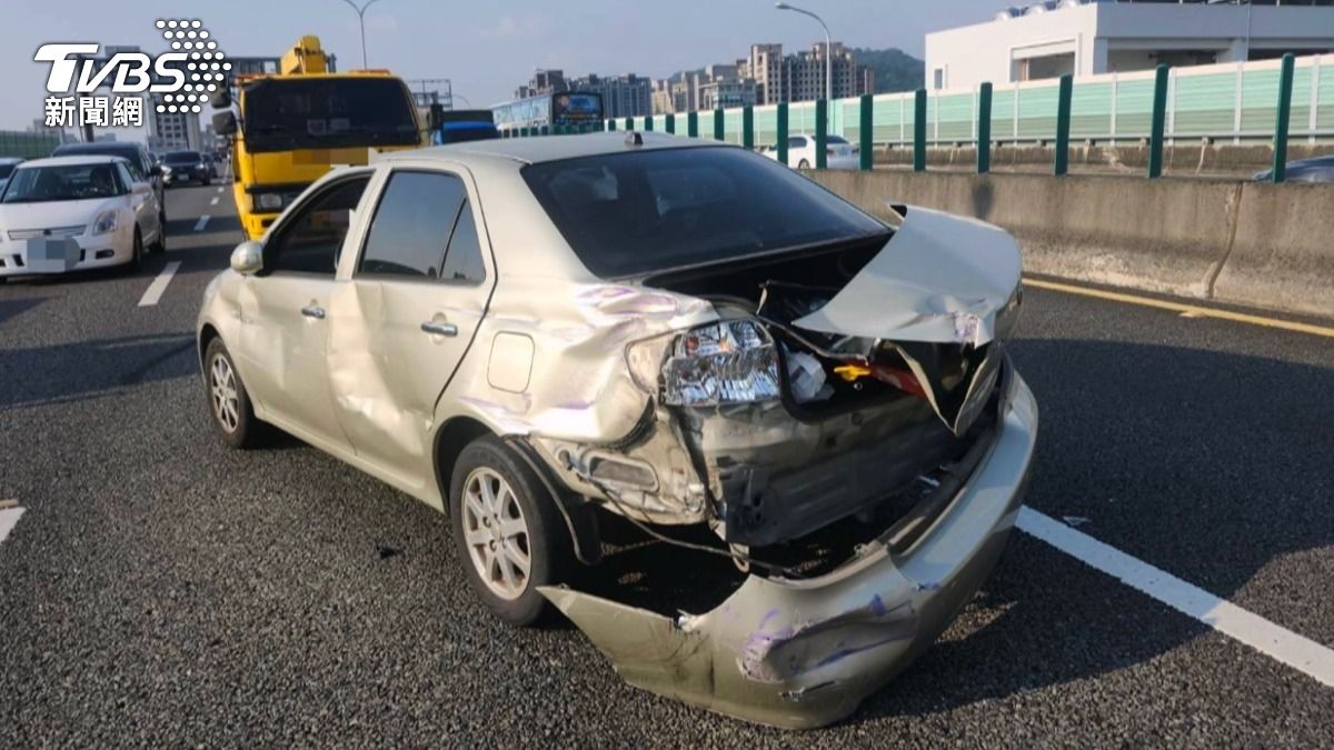 轎車失控180度大轉彎逆向停在車道上，所幸兩位駕駛皆未受傷。(圖／民眾提供)