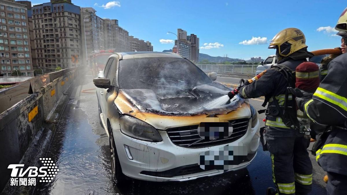 快訊/重陽橋火燒車!車廠員工開客戶的「瑞典坦克」引擎突起火