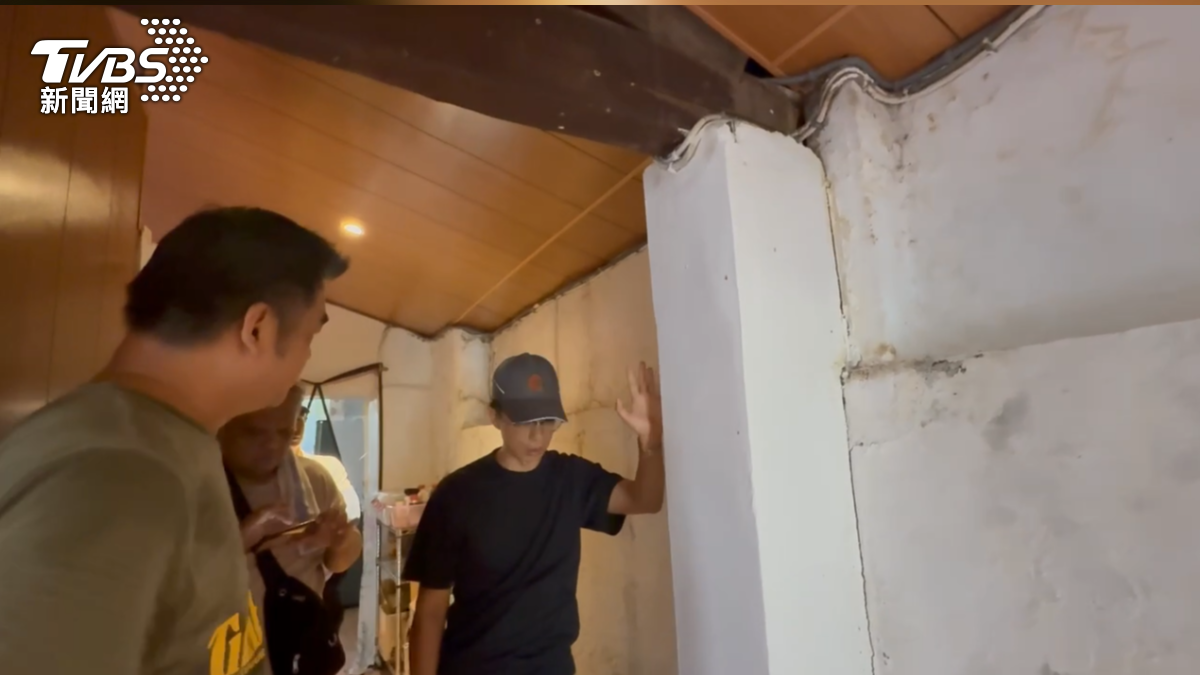 屋主近日控訴住家旁建案施工,導致家中出現大裂縫,只要遇到大雨就會不停漏水(圖/TVBS)