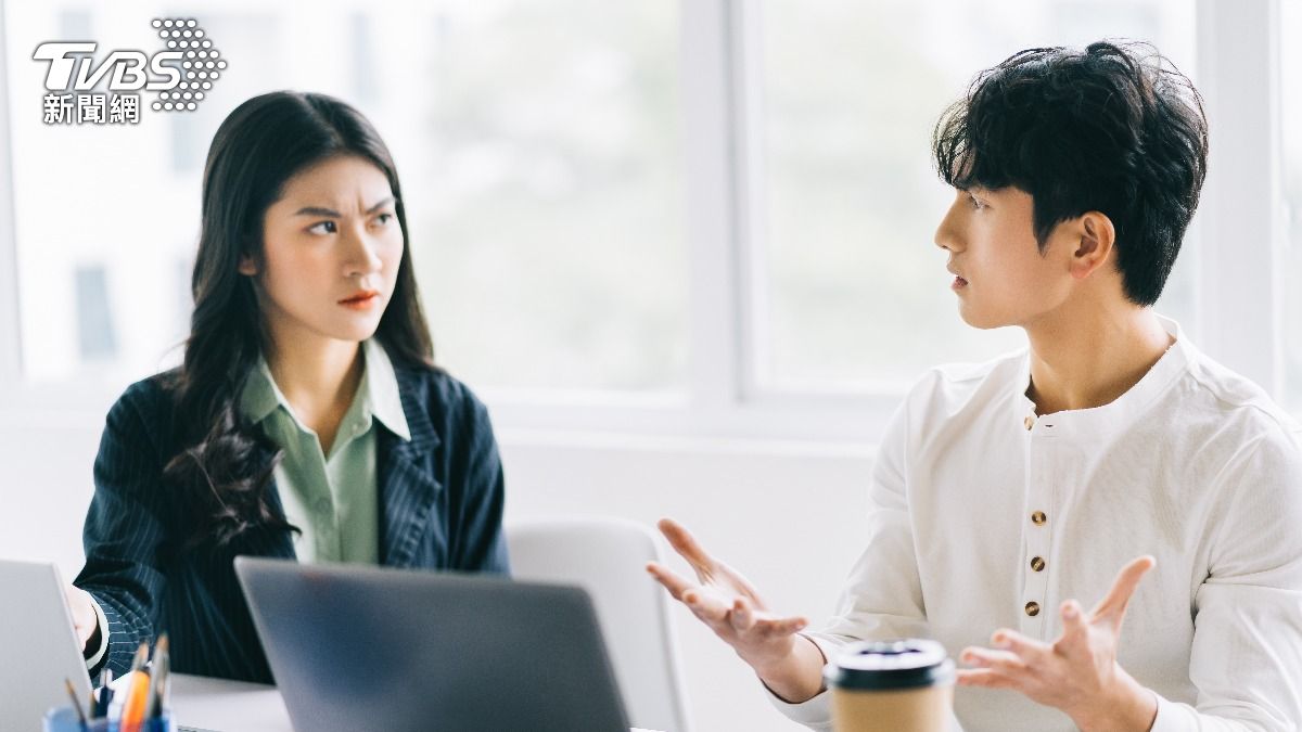 男同事上班突開口「提醒1事」她傻眼！網全怒轟：根本噁男