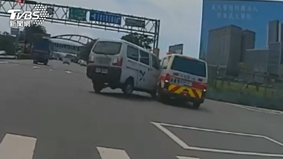 廂型車撞救護車「板金凹陷變形」，員警頭部受傷送醫（圖／屏東小鎮資訊粉絲提供）
