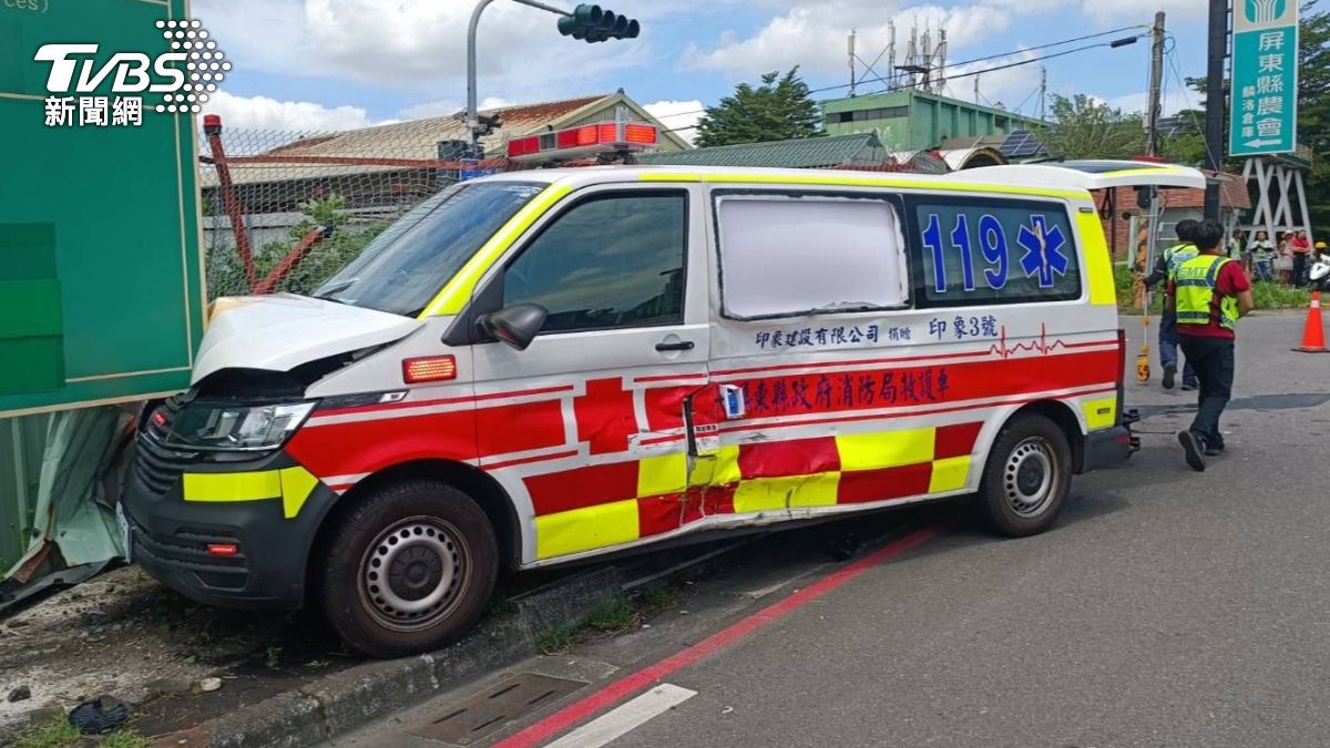 救護車紅燈路口遭廂型車攔腰撞（圖／TVBS）