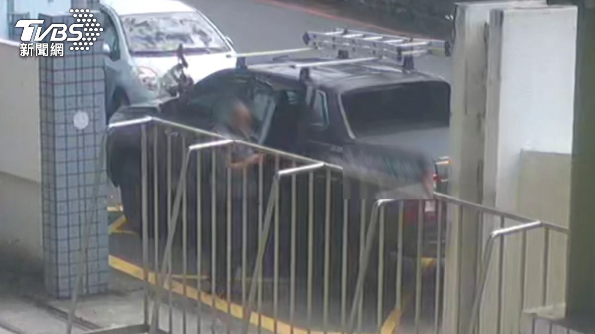 男子偷開別人的車門偷竊。(圖/TVBS)