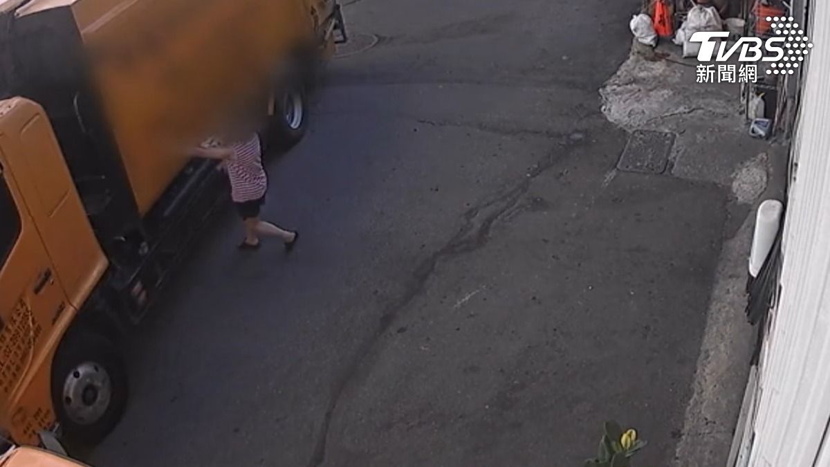 婦見狗險遭輾，拍垃圾車制止遭輾重傷。（圖／TVBS）