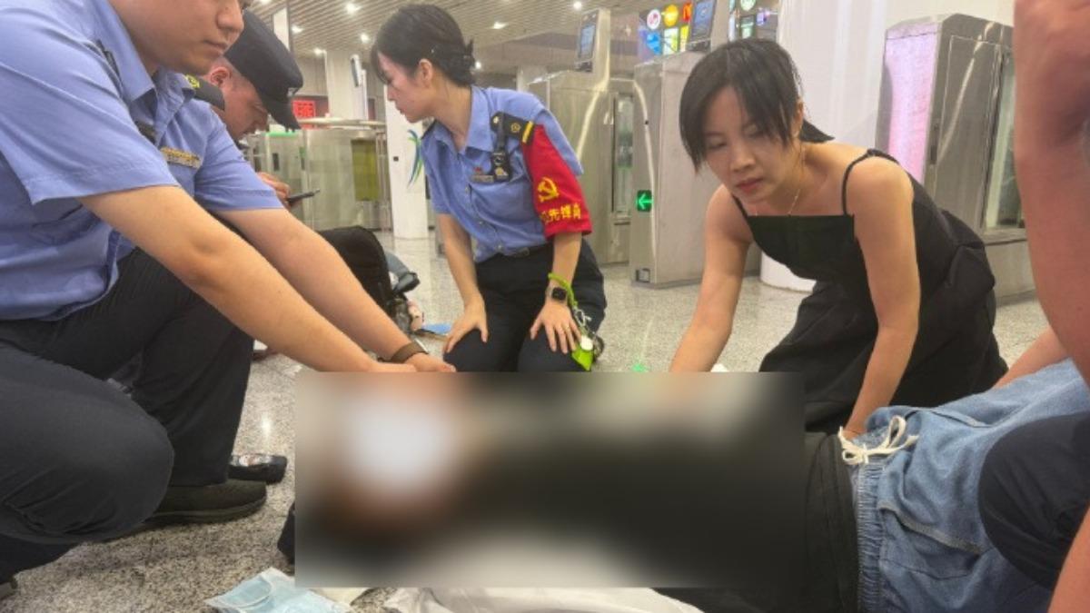 陸休假護理師車站遇旅客發病 「當場咬掉美甲」全力救人