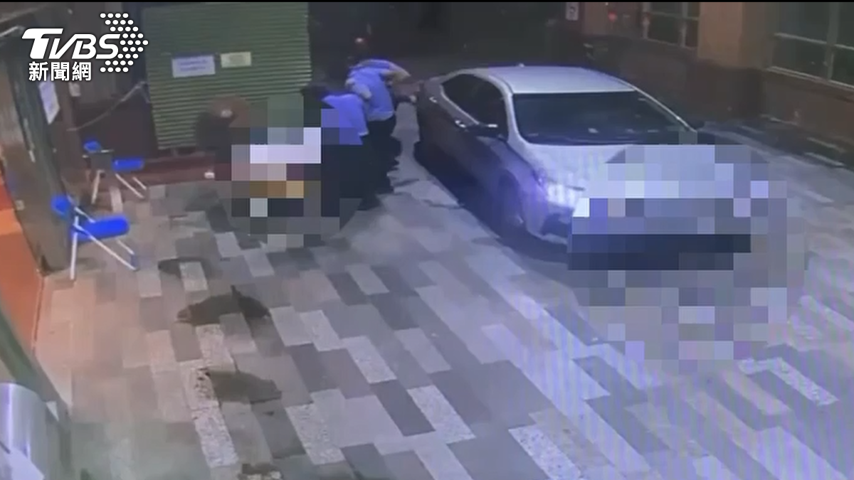 毒品交易糾紛,引發殺機,凶嫌拿水果刀朝男子連砍3刀,丟包急診不治(圖/TVBS)