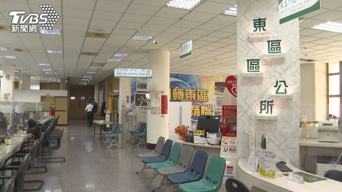 葉姓男子於2024年初轉調至東區區公所,任職期間表現正常。(圖/TVBS)