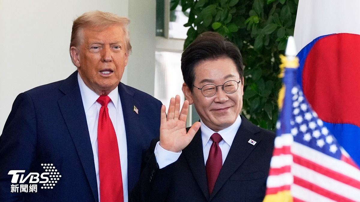 南韓總統李在明有備而來,贈川普MAGA牛仔帽,還稱讚他是「和平締造者」。川普要求南韓給予駐韓美軍基地土地所有權。(圖/達志影像美聯社)