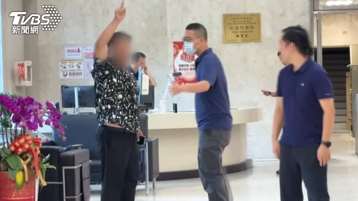 律師酒吧咆哮挑釁,警方依法處理不理會。(圖/TVBS)