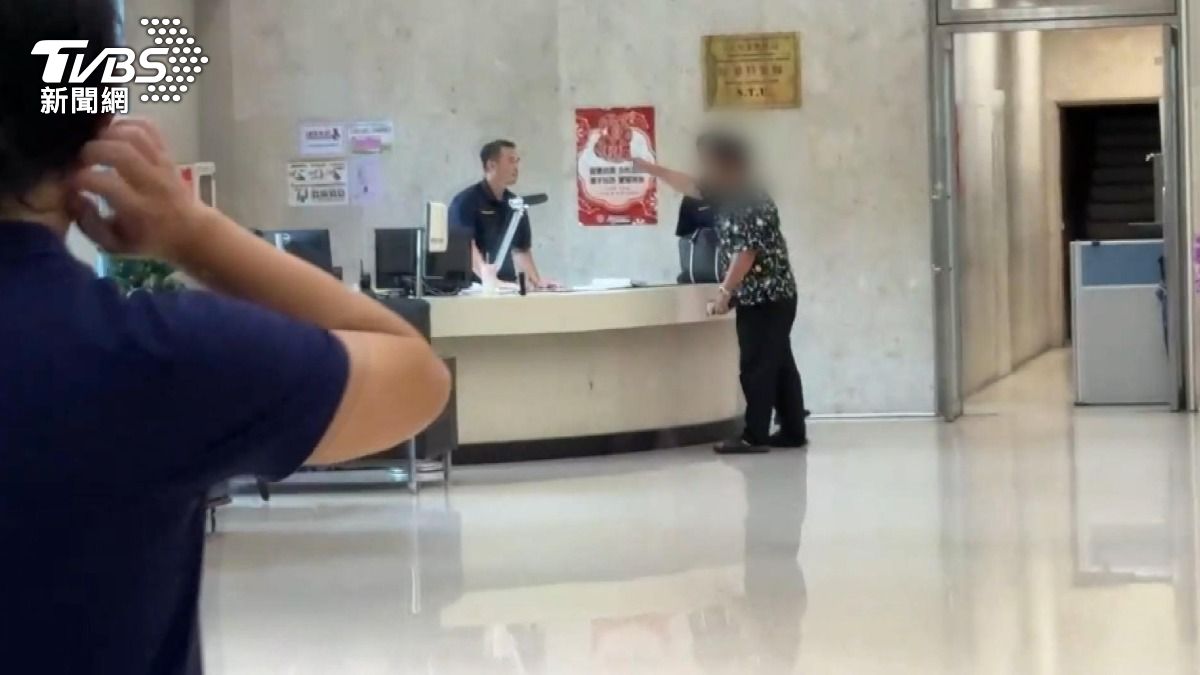 律師酒吧咆哮挑釁,警方依法處理不理會。(圖/TVBS)