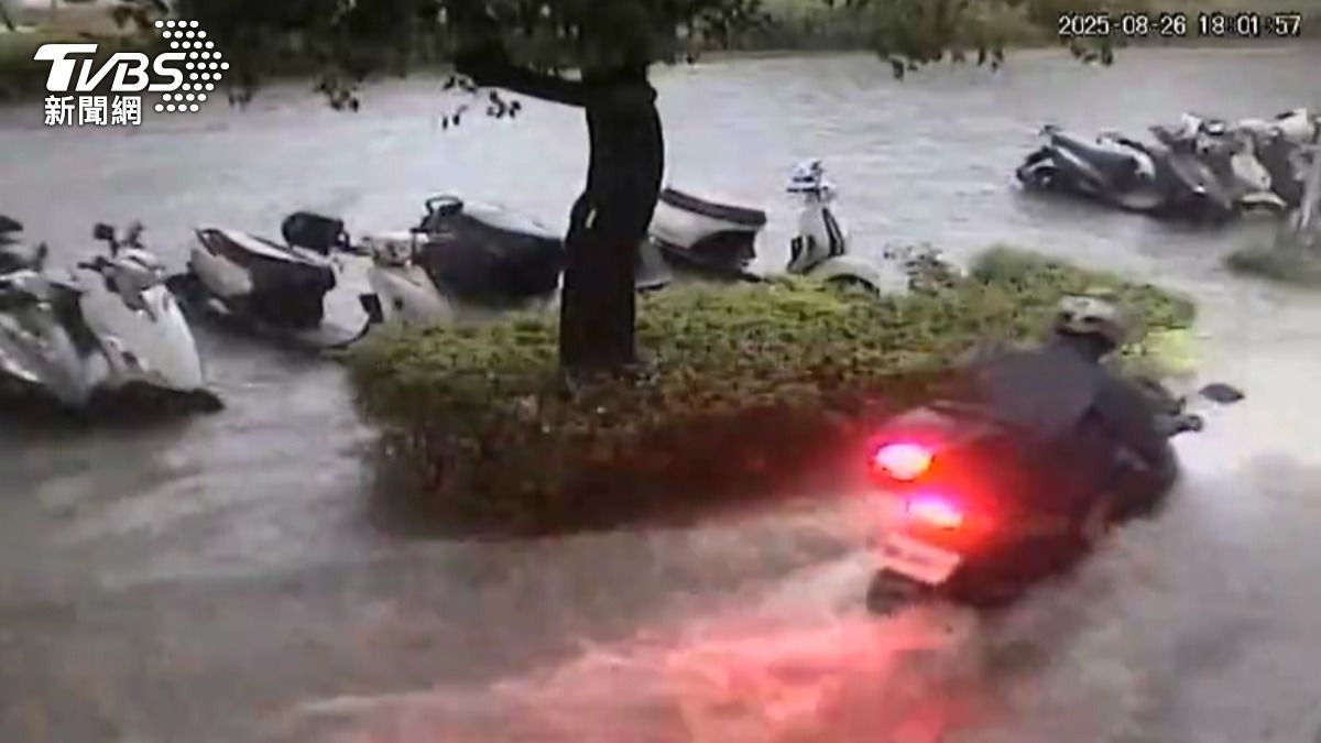 天氣/大雷雨炸高雄「積水淹過輪胎」!在地人:比颱風還厲害