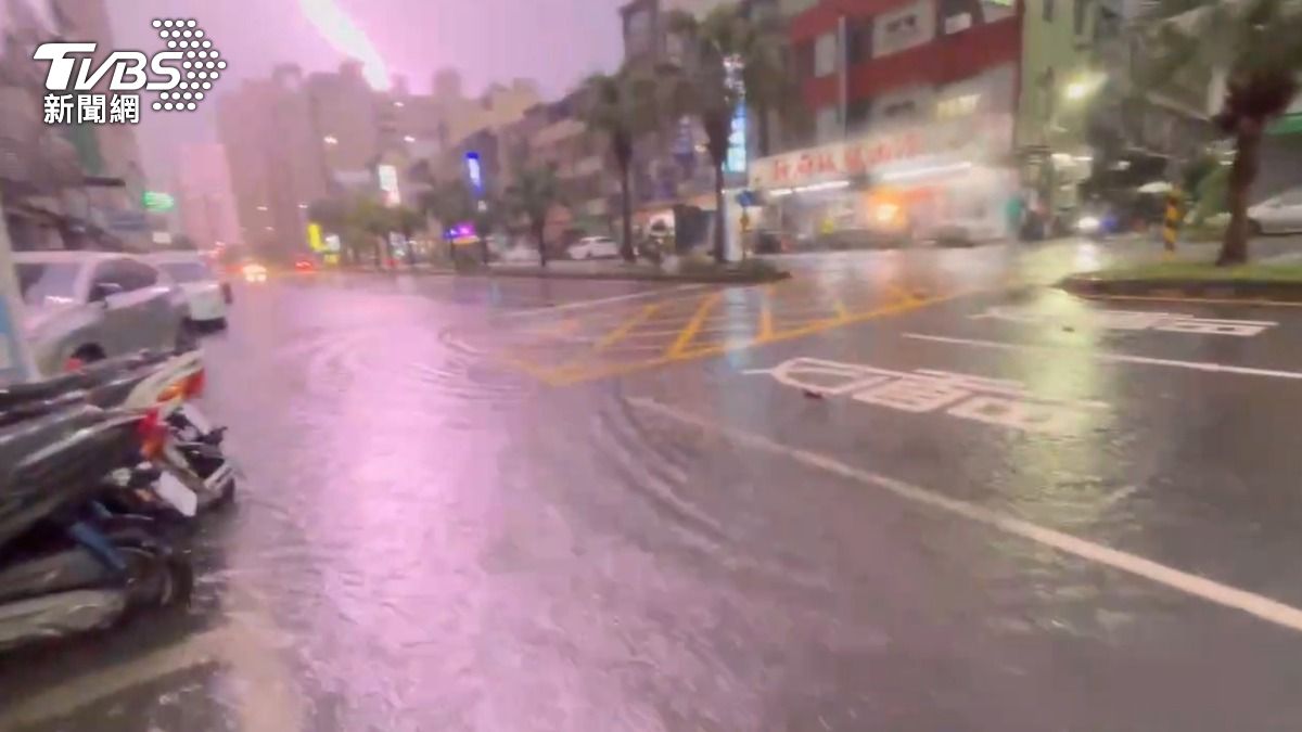 高雄下班時間大雷雨,打雷畫面曝光。(圖/TVBS)