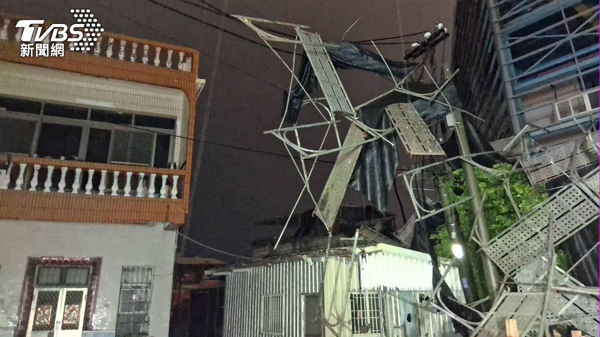 大雷雨造成1處建築鷹架倒壓供電線路。（圖／TVBS）