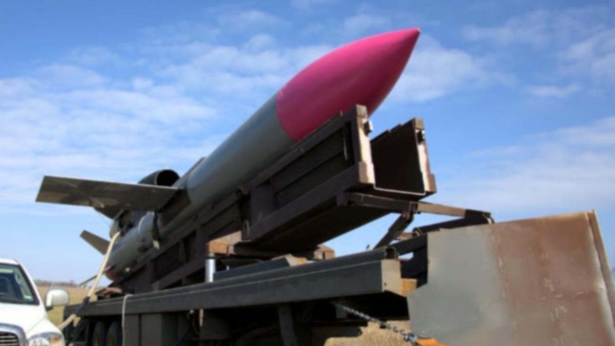 由烏克蘭新創軍工企業「Fire Point」自主研發的「火烈鳥」（Flamingo）遠程巡航導彈，同樣為無人機研改而成。(圖／ Fire Point)