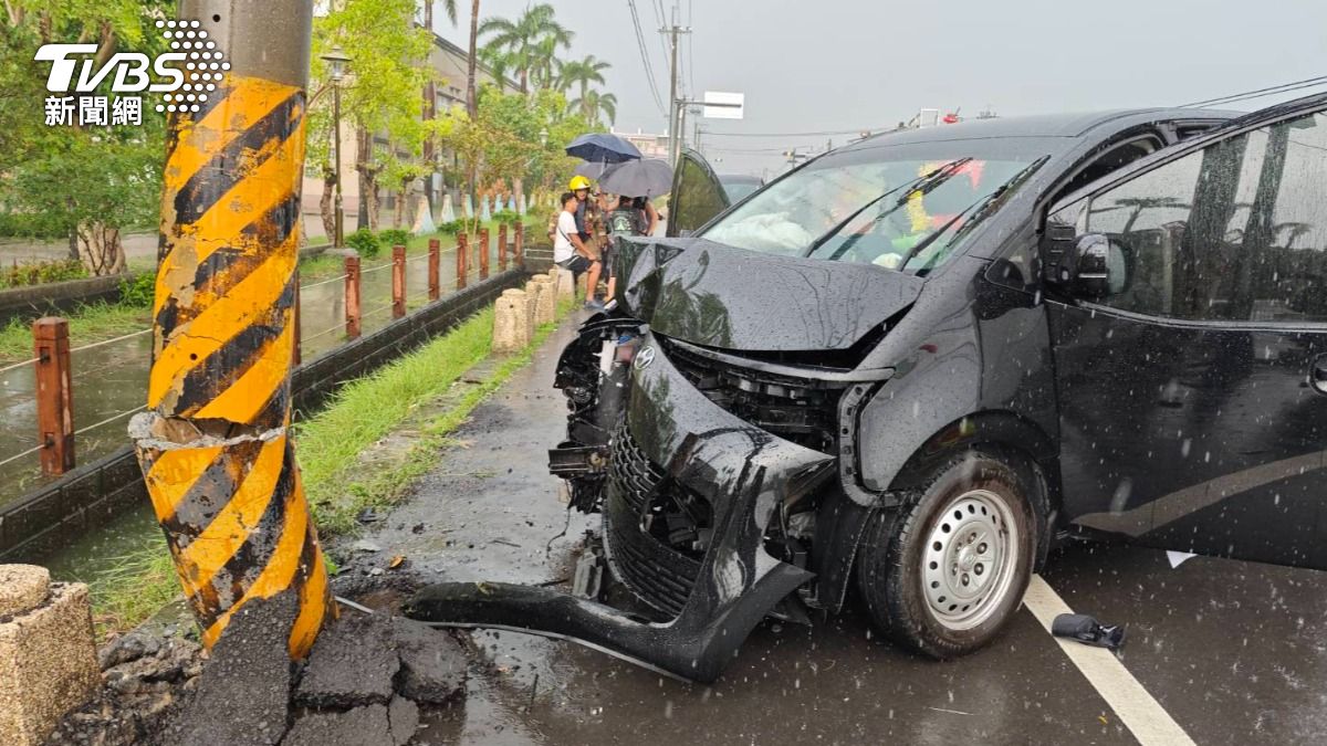 知名旅遊實境劇組爆車禍!小巴暴衝撞裂電杆 5人緊急送醫