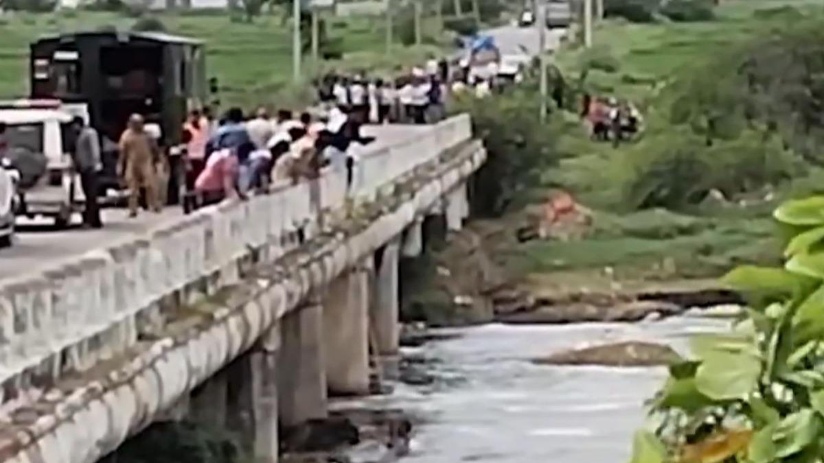警方打撈屍體。(圖/翻攝自微博)