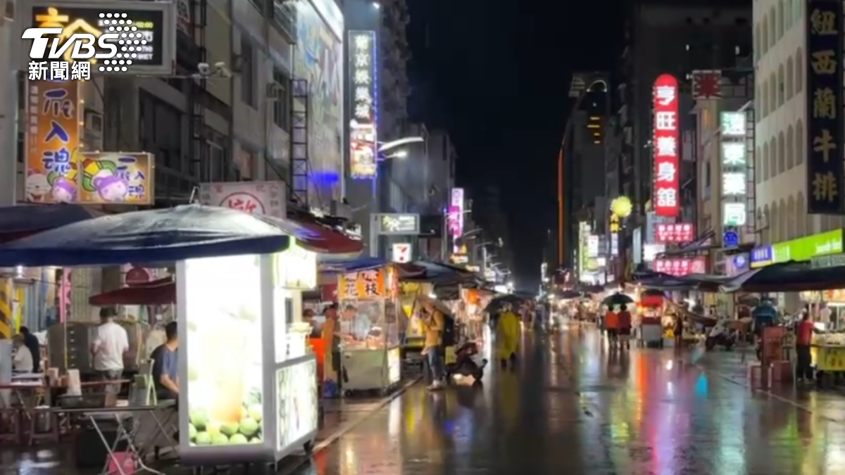 風強雨驟造成六合夜市人潮跑光,攤販嘆生意難做(圖/TVBS)