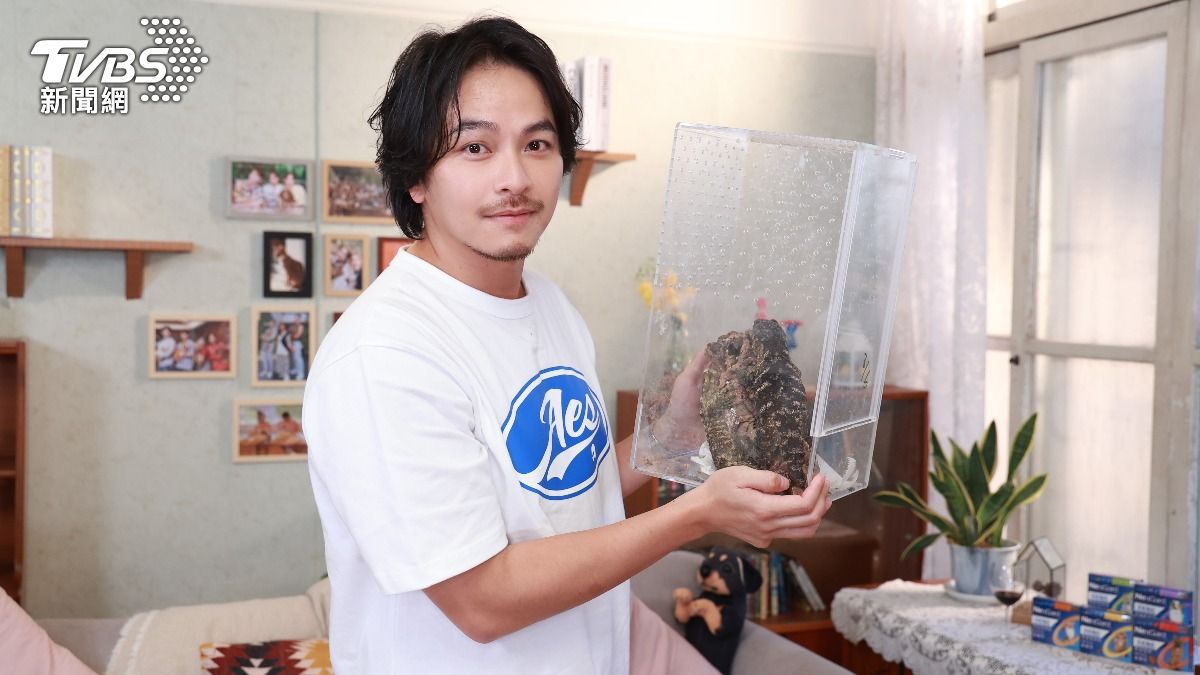 楊銘威手捧守宮夫妻的行動小家。(圖/趙世平攝)